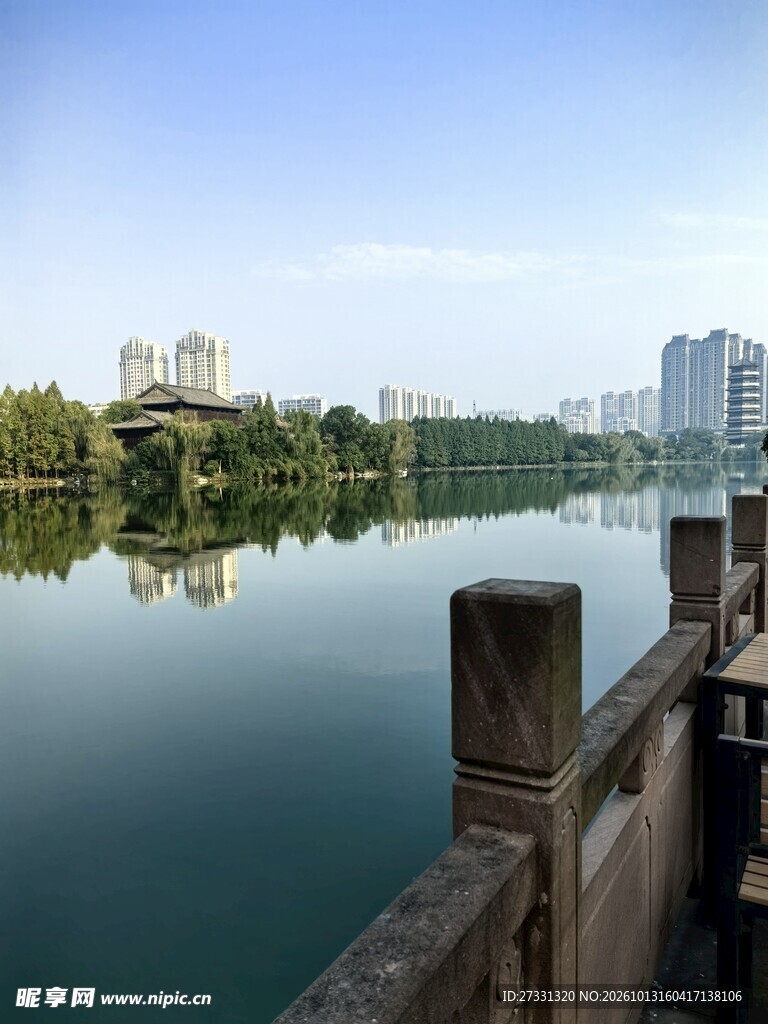 湖畔城市风光