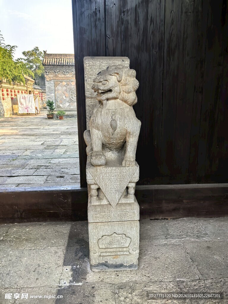 中式古宅门旁石狮子