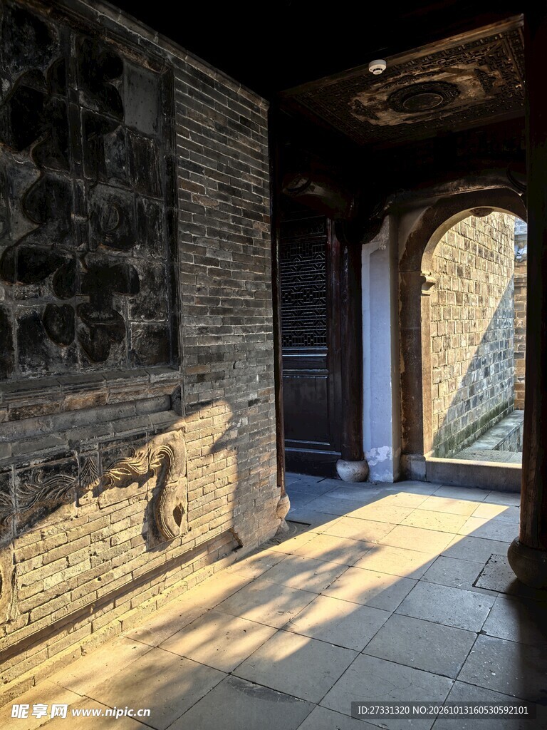 古建廊道光影