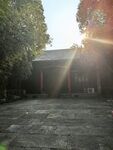 阳光下的古建庭院