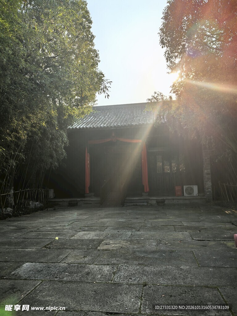 阳光下的古建庭院