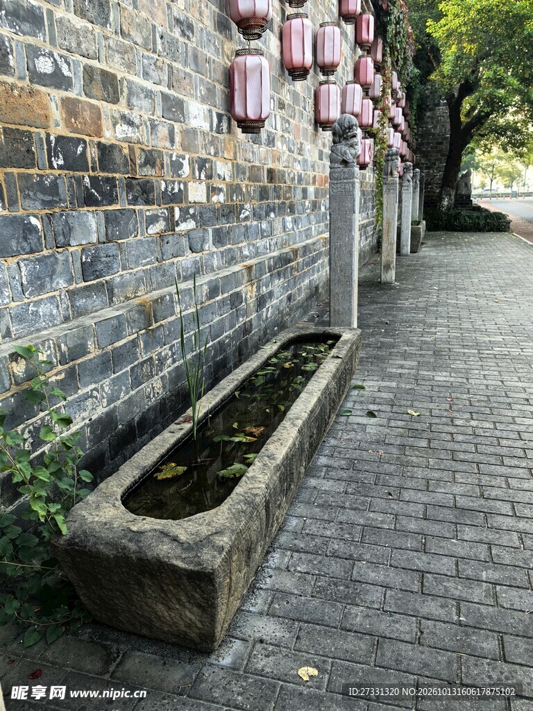古街老墙步道小景