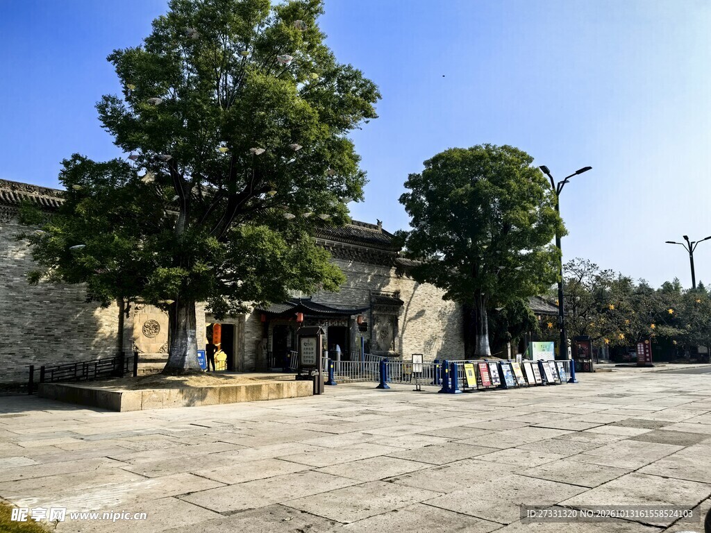 古宅前广场晴日风光