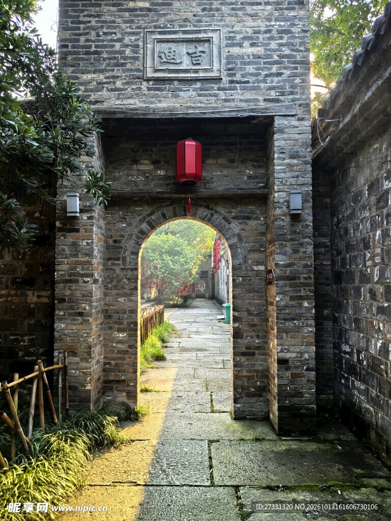 中式古宅青砖拱门