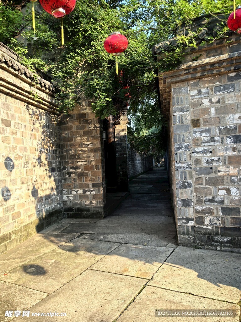 古宅门口红灯笼小景