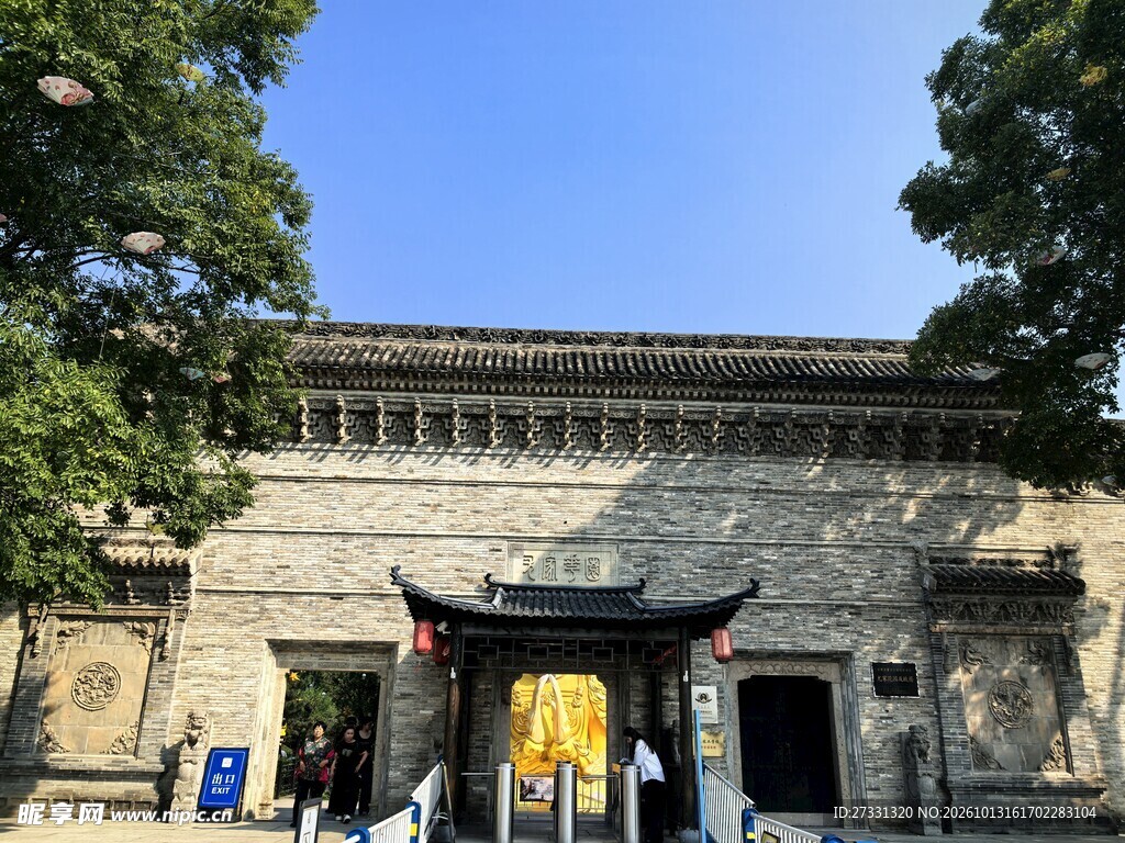 中式古建门楼晴日景观