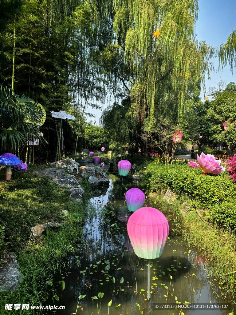 公园林间彩色景观灯