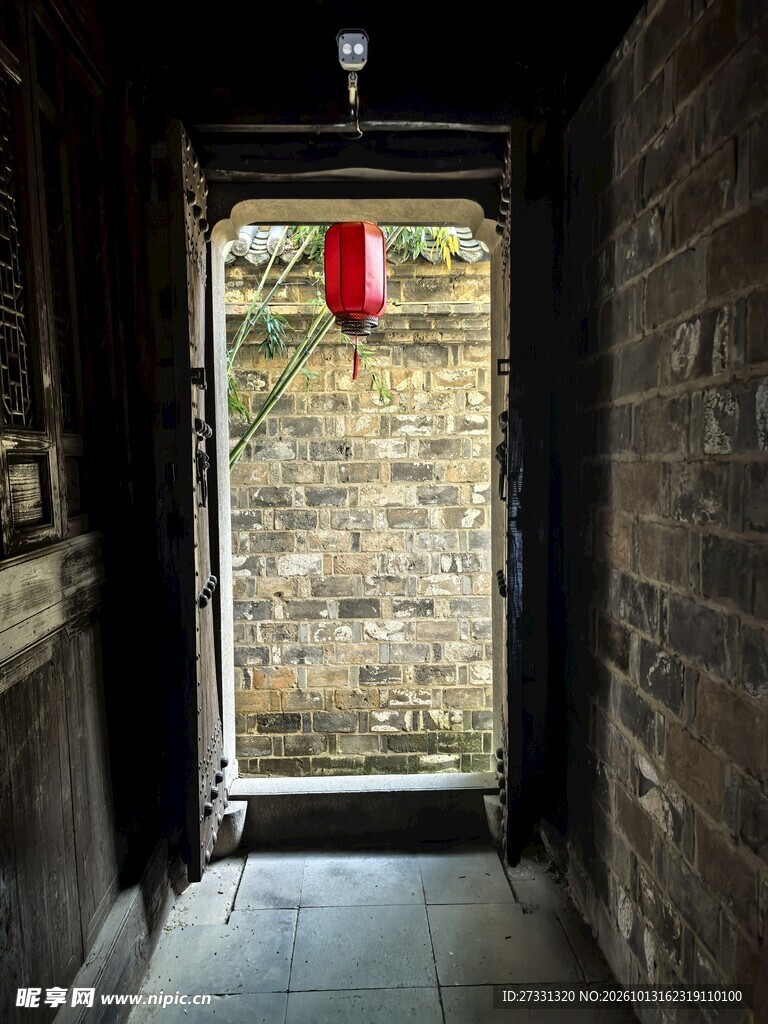 古宅门洞红灯笼