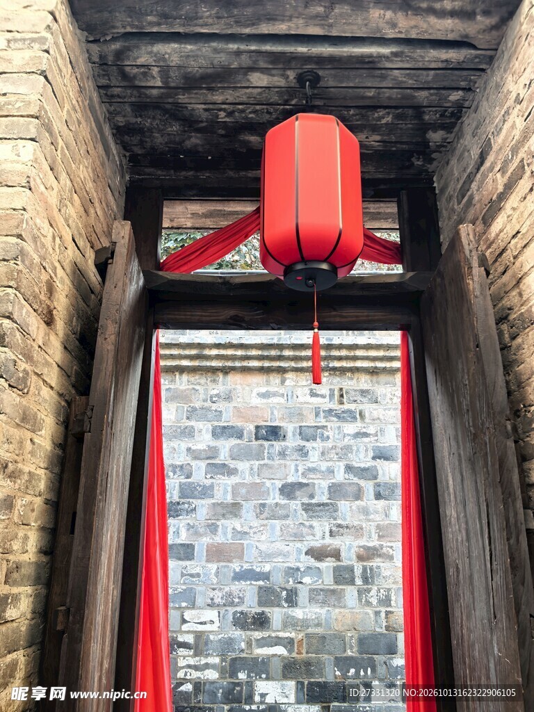 古宅檐下红灯笼