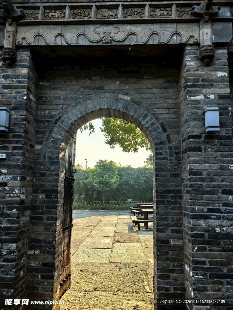 中式古建青砖拱门