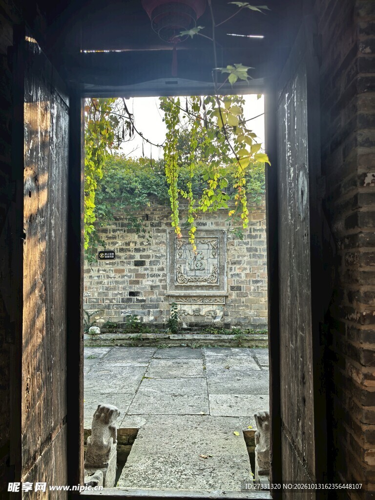 隔窗眺望户外街景