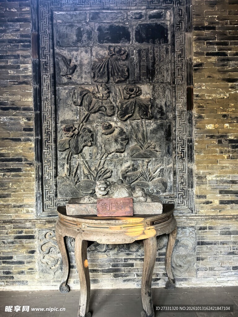 古宅室内旧木桌陈设