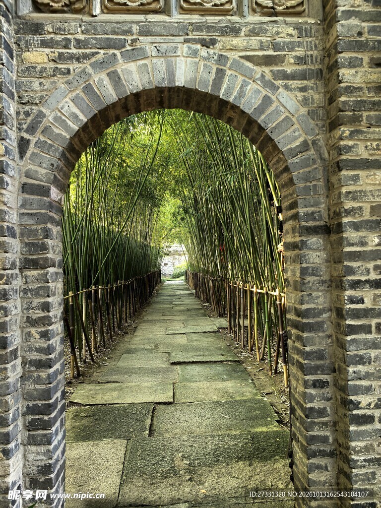 古砖拱洞绿荫步道
