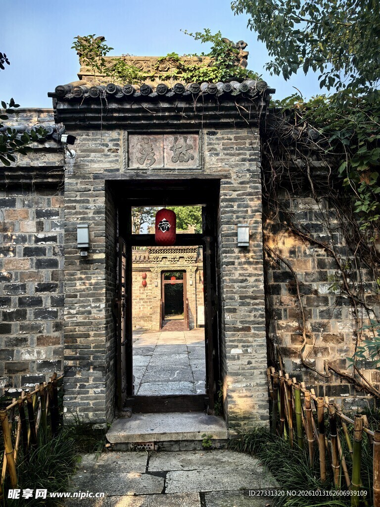 中式古宅青砖门楼