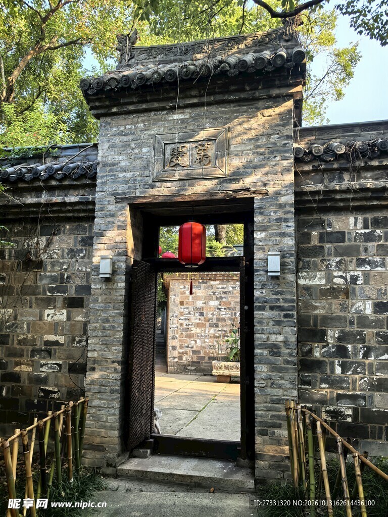 传统中式古宅院门