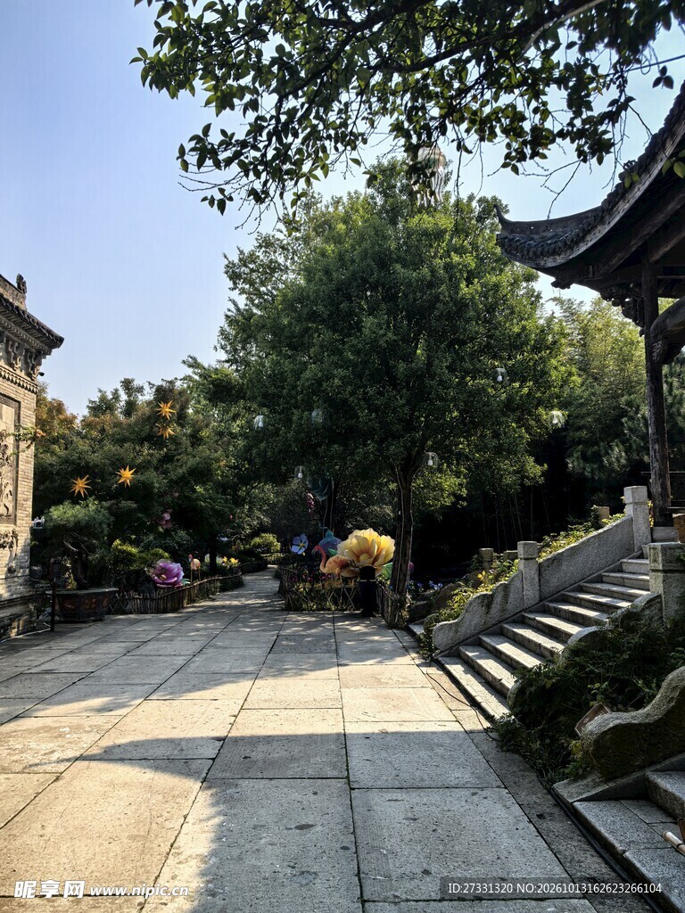 古建园林晴日步道风光