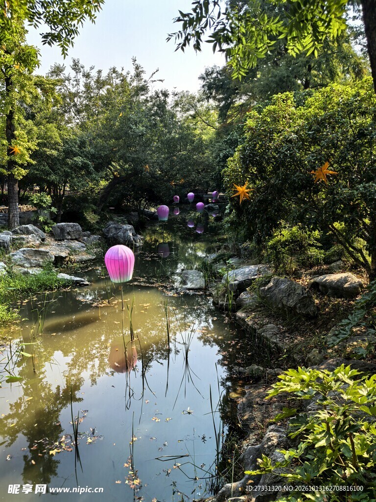 河畔园林绿意小景