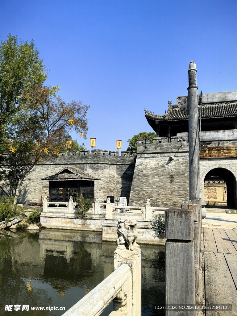 古建园林河畔风光
