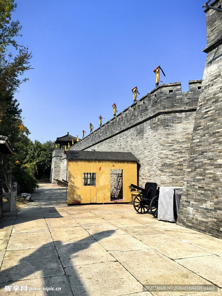 古城墙下晴日小屋景致