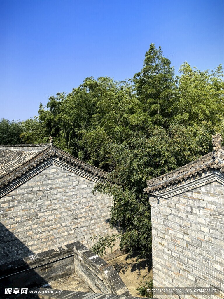 古建屋顶晴空林景