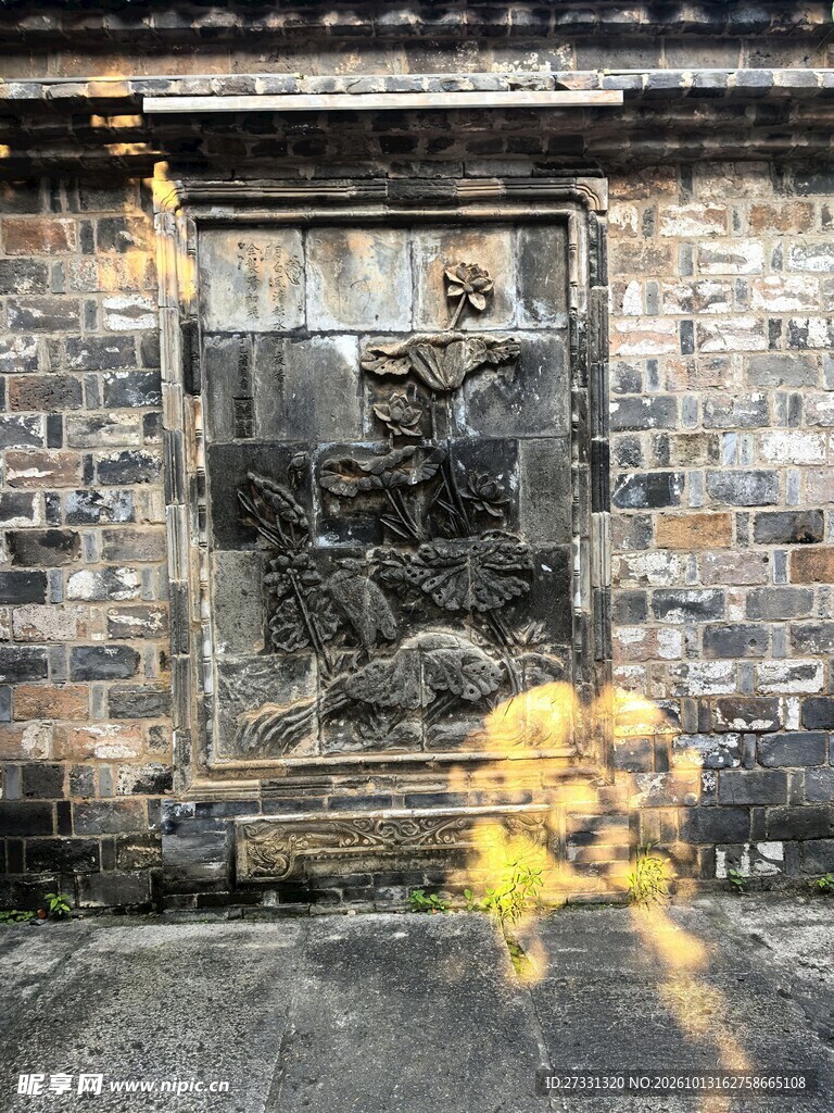 复古砖墙临街橱窗