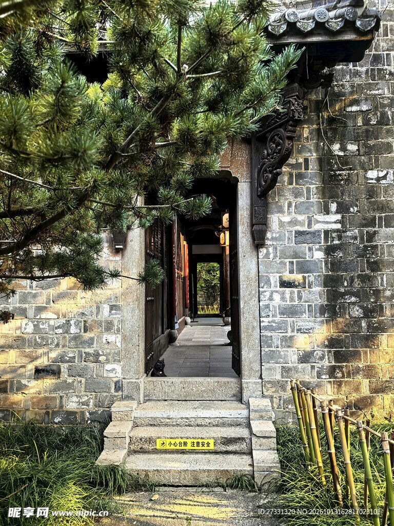中式古宅门洞小景