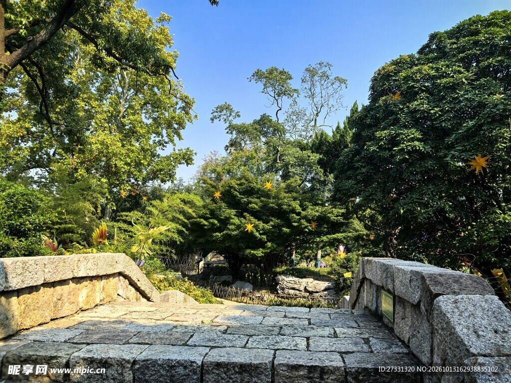 山林石桥晴日风光