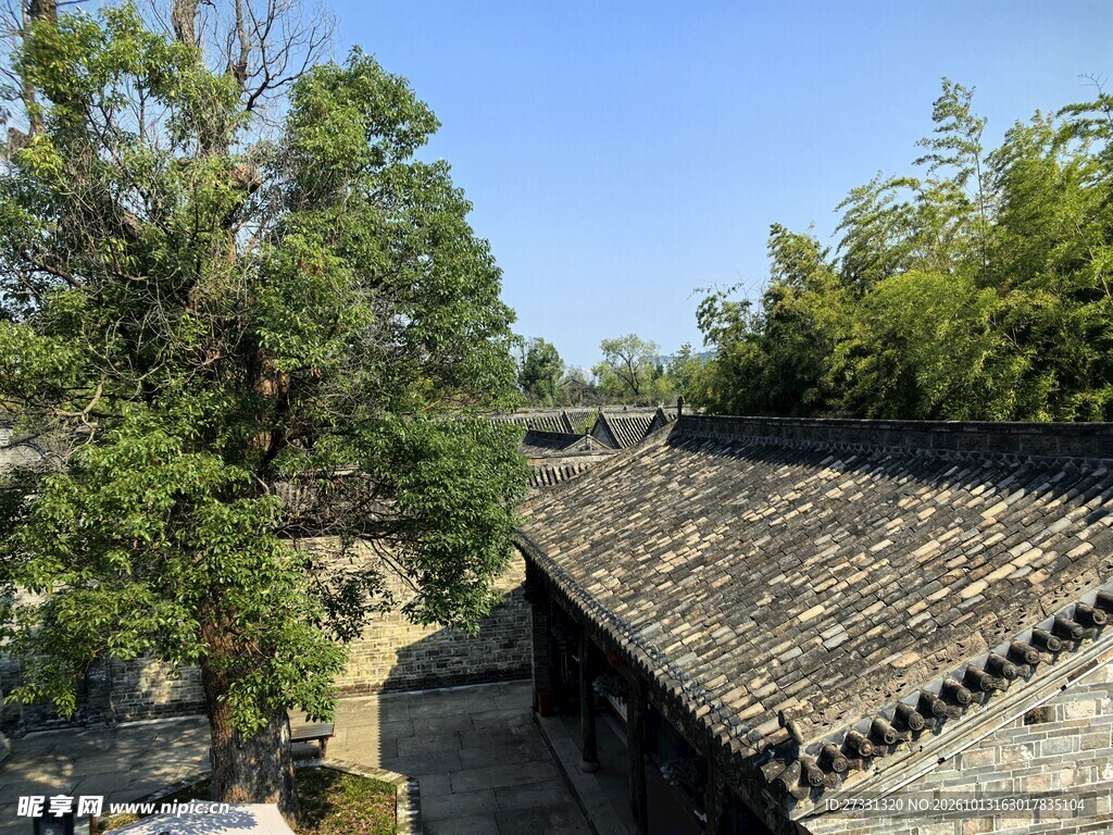 古建瓦房晴日风光