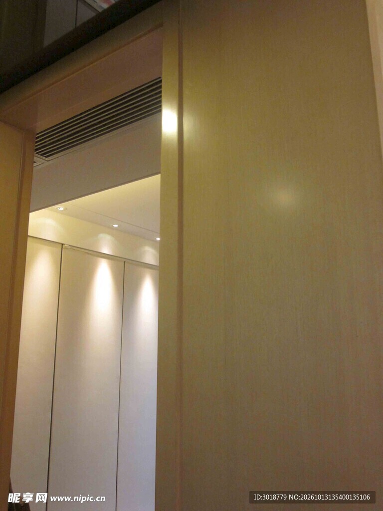 室内暖光家居一角