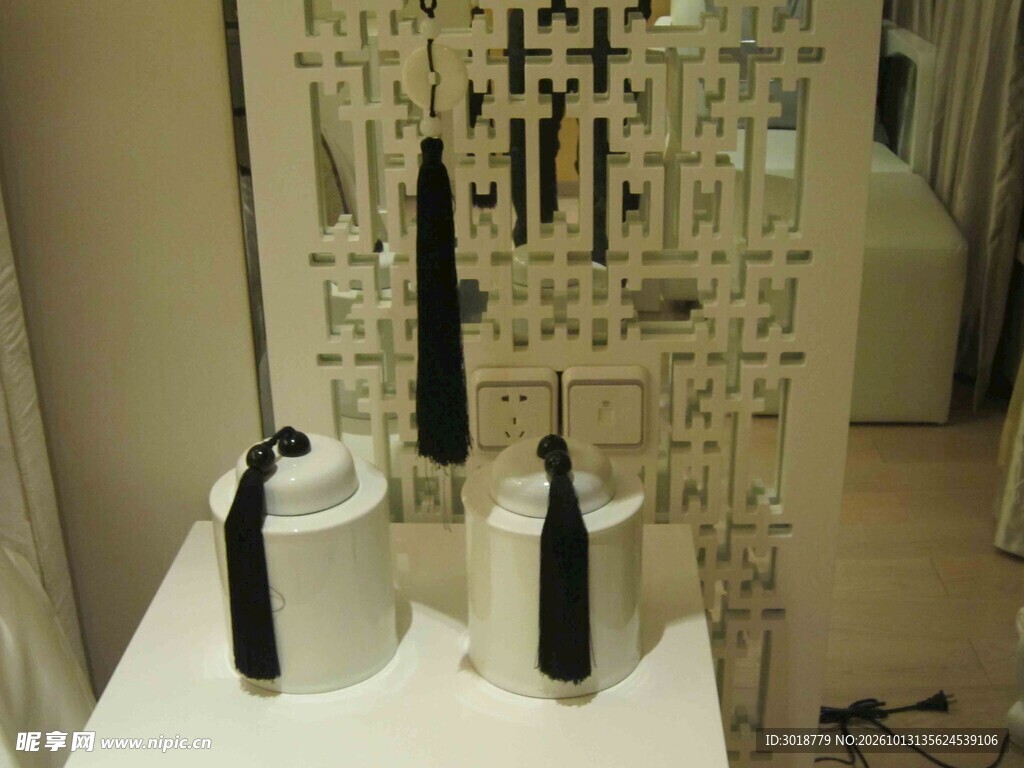 中式隔断旁的保温壶