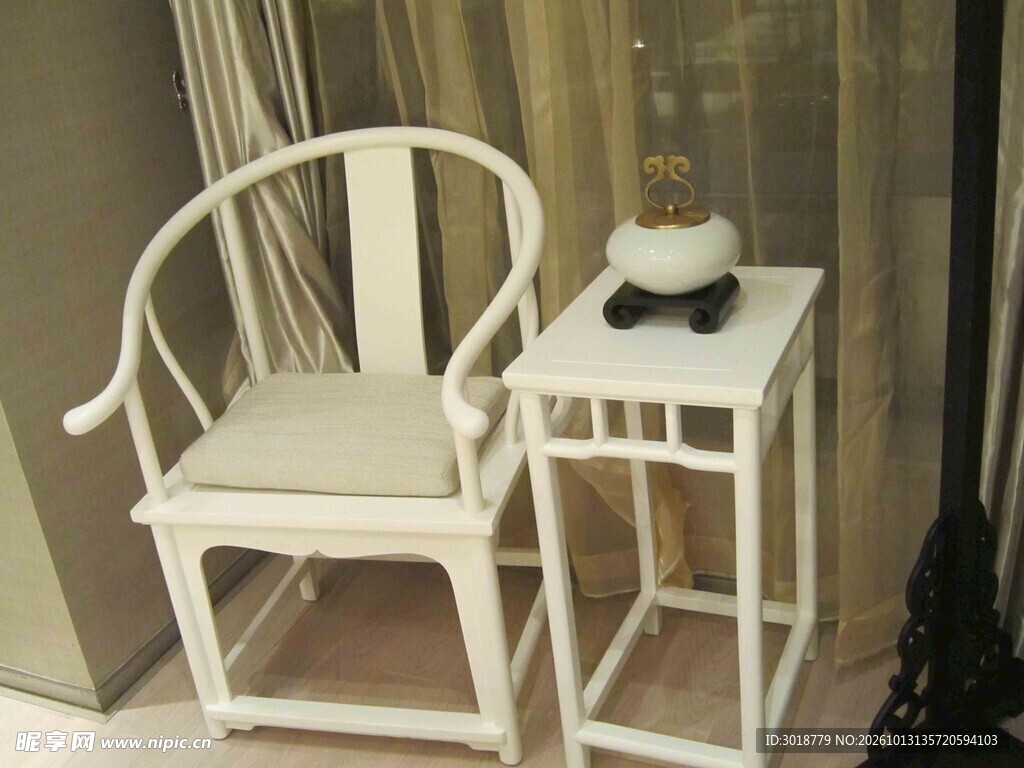 白色中式圈椅边几组合