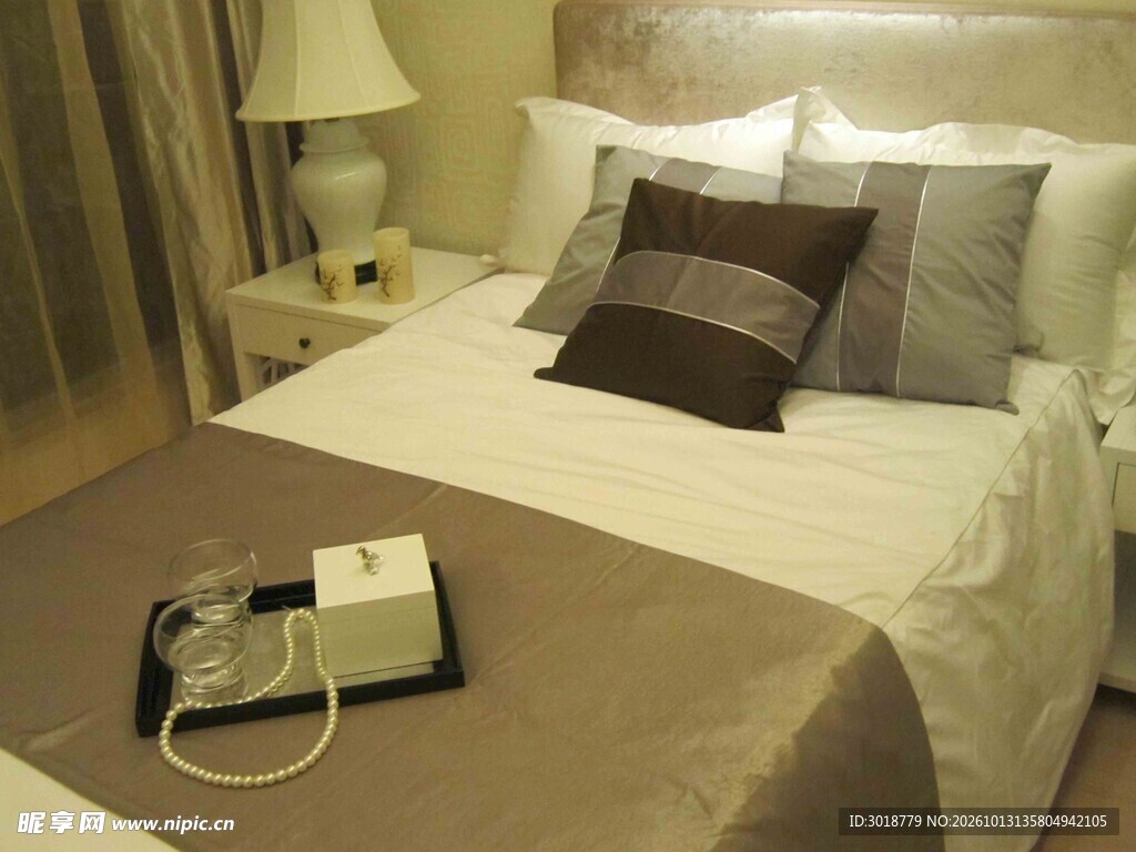 温馨酒店客房床铺