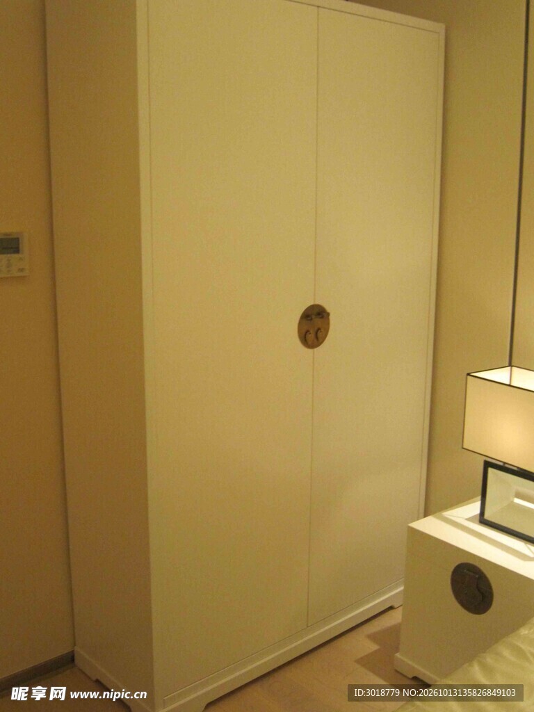卧室简约衣柜一角