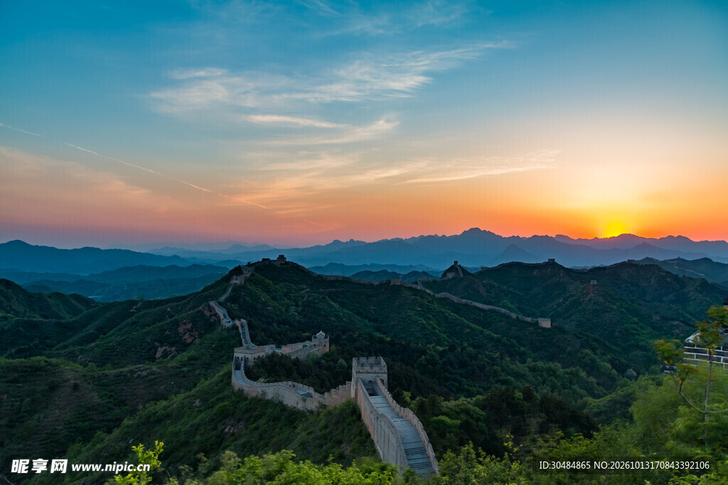晨曦中的长城