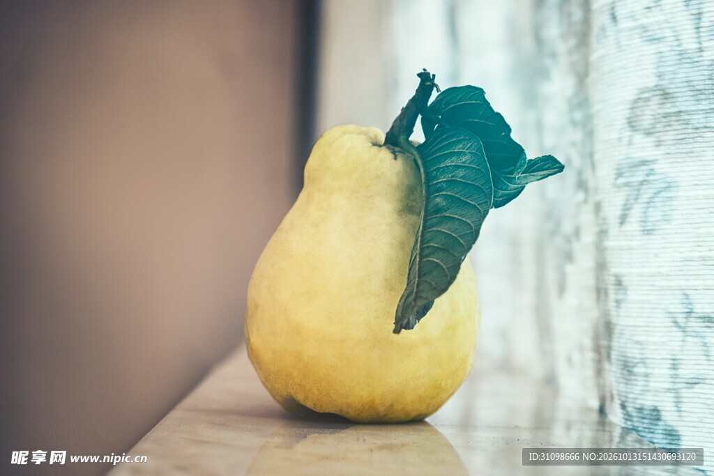 窗边带叶鲜梨静物