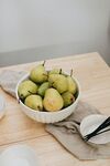 碗装新鲜青梨静物