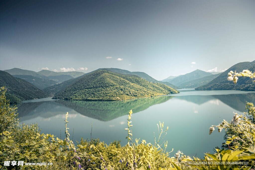 山间湖泊秀丽风光