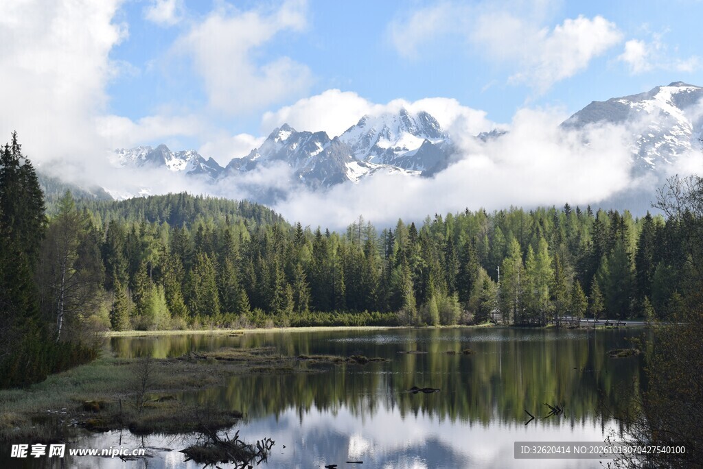 雪山湖泊森林风光