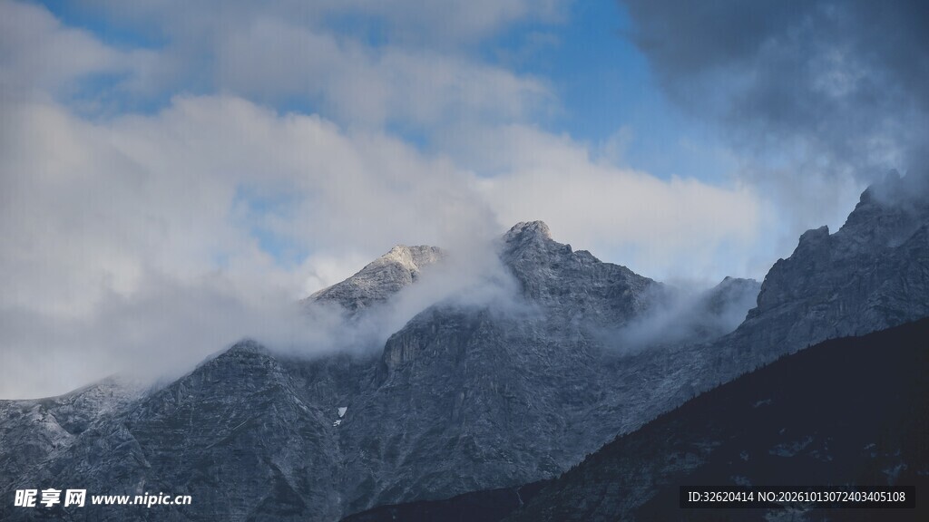 云雾缭绕的山野山峰