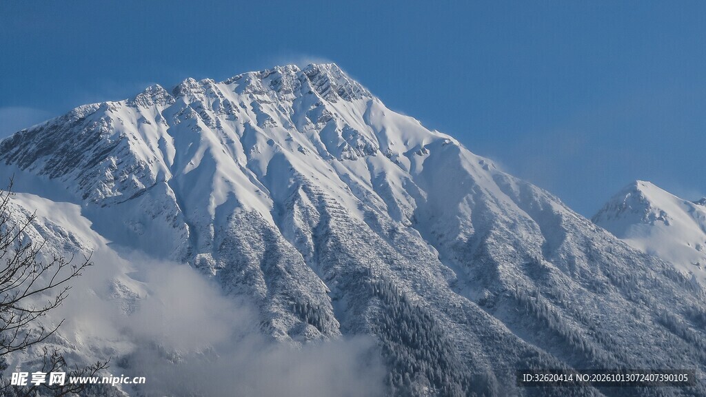 蓝天下的巍峨雪山