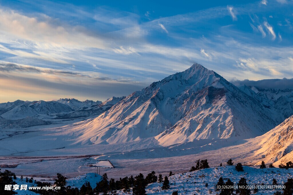 夕照雪山壮丽风光