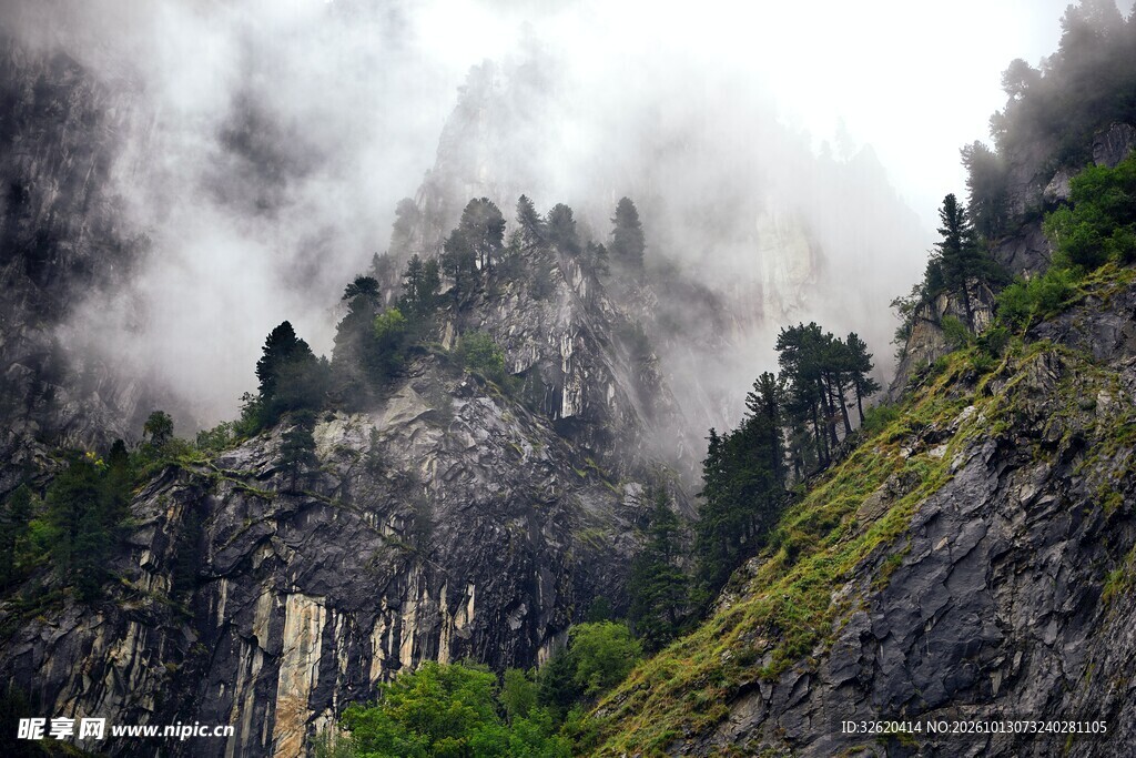 云雾缭绕山野奇峰