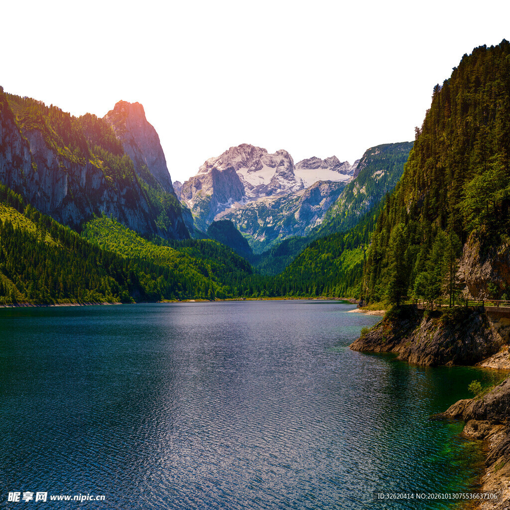 高山湖泊自然盛景