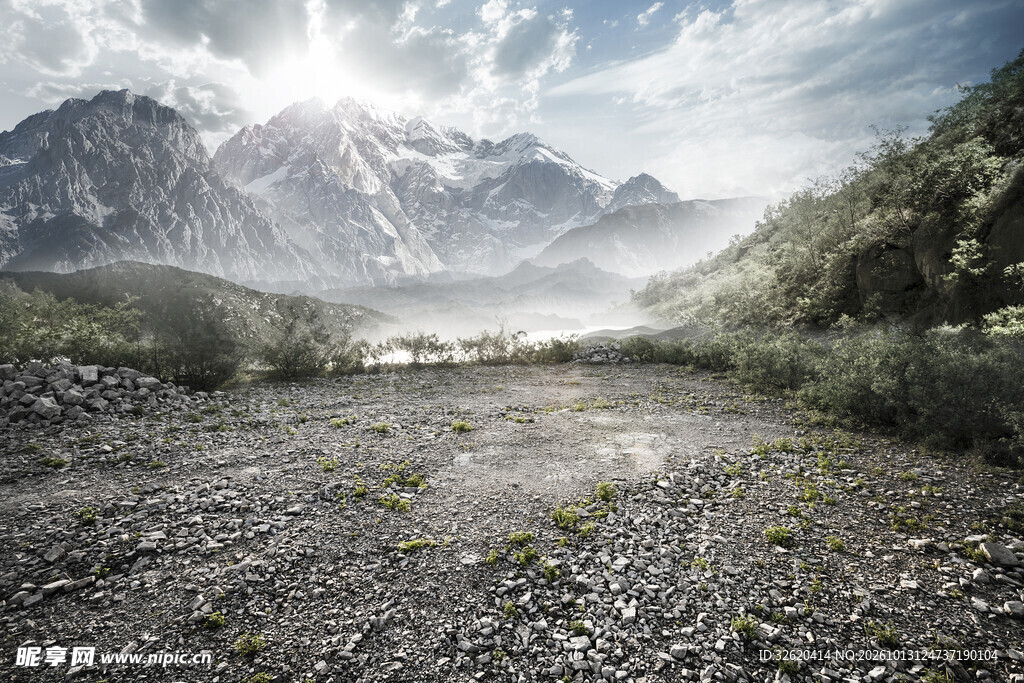 山间河谷晨光美景