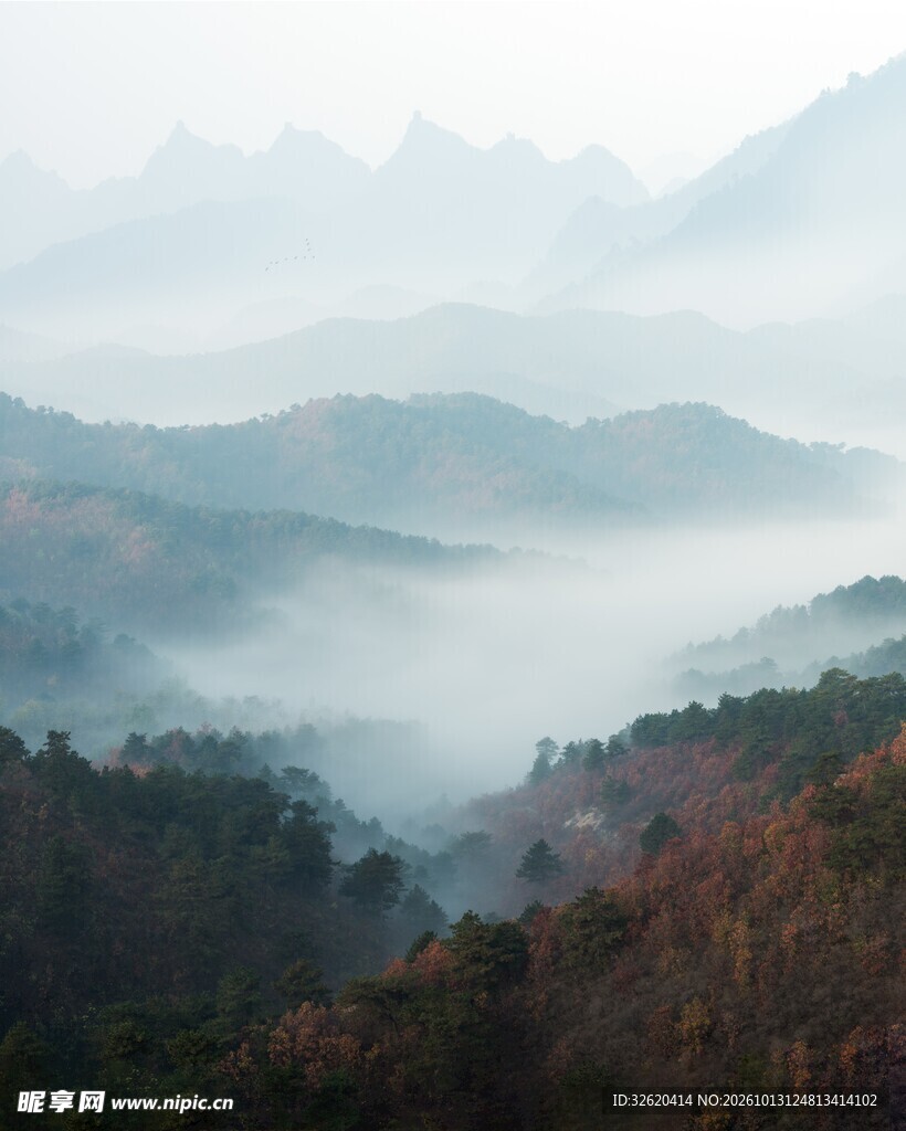 雾绕层峦山野风光
