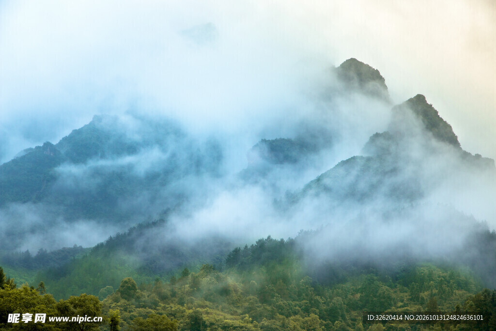 云雾缭绕青山远景