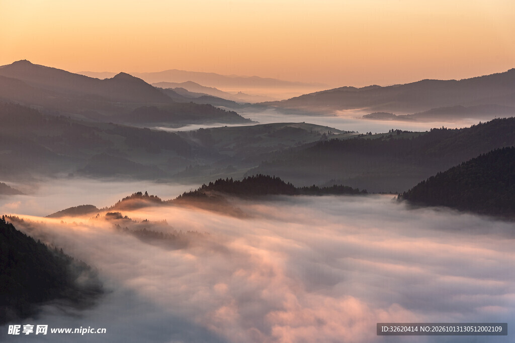 山间晨雾日出美景