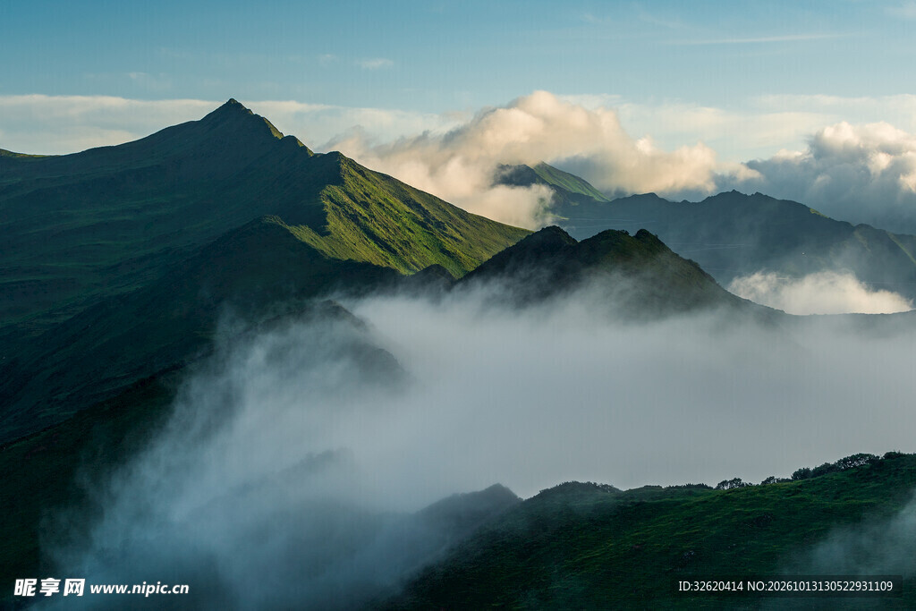 山间云海晨光美景