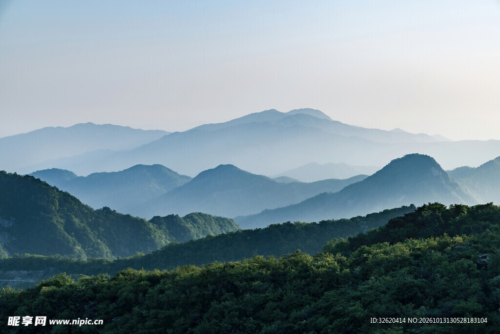 层峦叠嶂雾中山景
