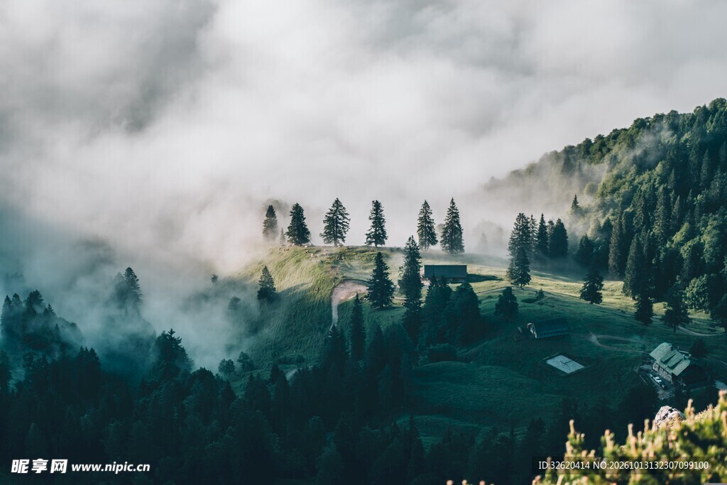雾绕山林自然风景